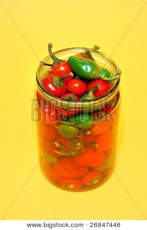Dosen Red Pepper auf dunklem Hintergrund
