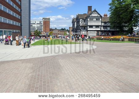 Coventry, West Midlands, Uk - August 10, 2013: Pedestrian Area Of Trinity Street In Coventry On A Wa
