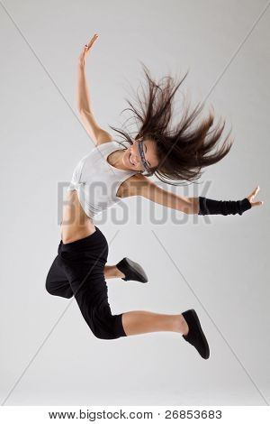 cool uitziende danser die zich voordeed op een grijze achtergrond