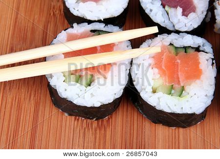 ซูชิบนตะเกียบไม้ไผ่