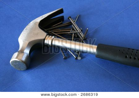 Hammer und Nägel