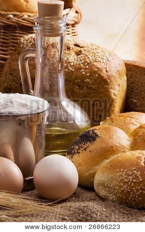 leipää, öljyä, kori ja munat häätö