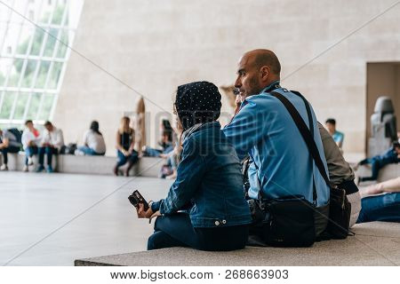New York City, Usa - June 23, 2018: Unidentified Tourists Are Resting At Egyptian Gallery In The Met