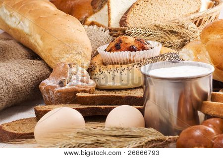 leipää, munia, sämpylöitä, jauhot potin ja spike säkki