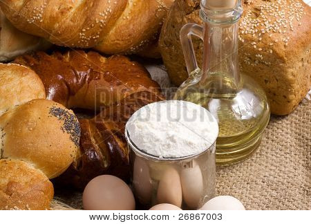 leipää, munia, sämpylöitä, jauhot potin ja öljyn erottaminen