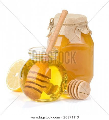 sklenice plné medu a citronu izolovaných na bílém pozadí