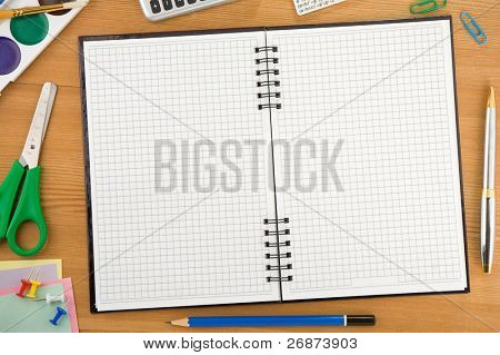 학교 및 나무 질감에 체크 노트북 액세서리를 다시