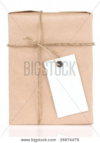 Paket Papier eingewickelt gebunden mit Preisschild isoliert auf weißem Hintergrund