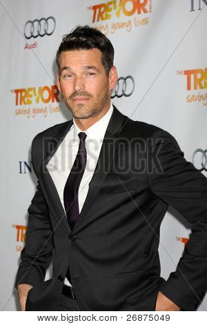 LOS ANGELES - 4 DEC: Eddie Cibrian arriva a 