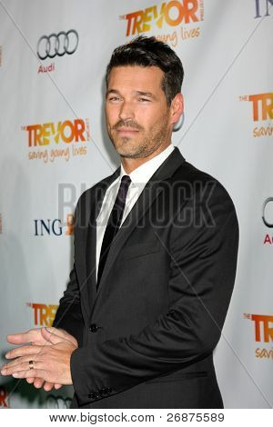 LOS ANGELES - 4 DEC: Eddie Cibrian arriva a 