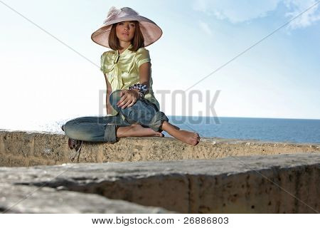 chica con un sombrero