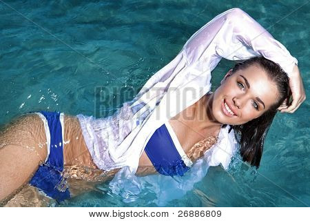 chica en el agua