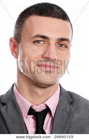 スーツの白い背景上ハンサムな若い幸せな実業家の肖像画