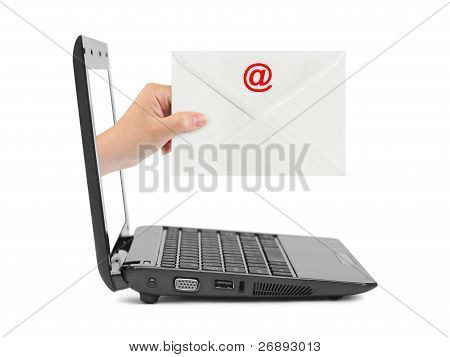 Mano con lettera e Notebook