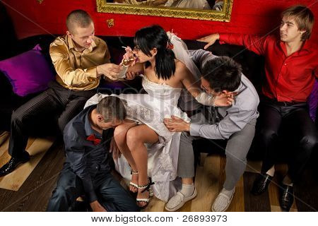verrückte Hochzeit Partei in Nachtclub. Freunde des Bräutigams machen ein Säufer der Braut