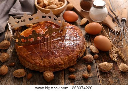epiphany cake and crown