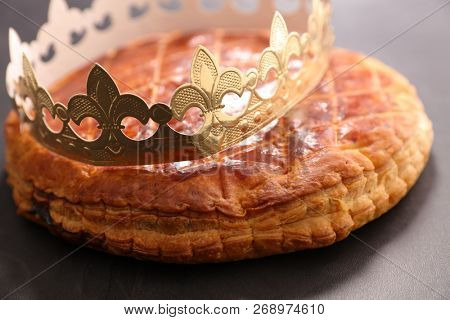 epiphany cake and crown