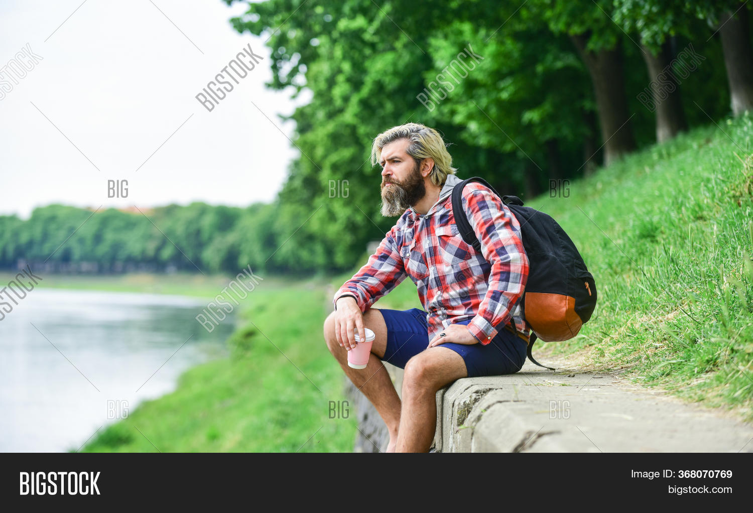 бегущий человек в греции из стекла фото. природа реальности. карьерный рост. люди на земном шаре. символ перемен в жизни к лучшему.