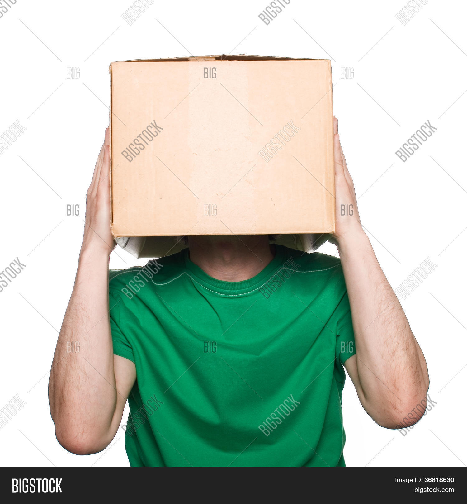 надеть коробку прикол. голова в коробке. человек с коробкой на голов. человек с коробкой на голове. коробка на голове.