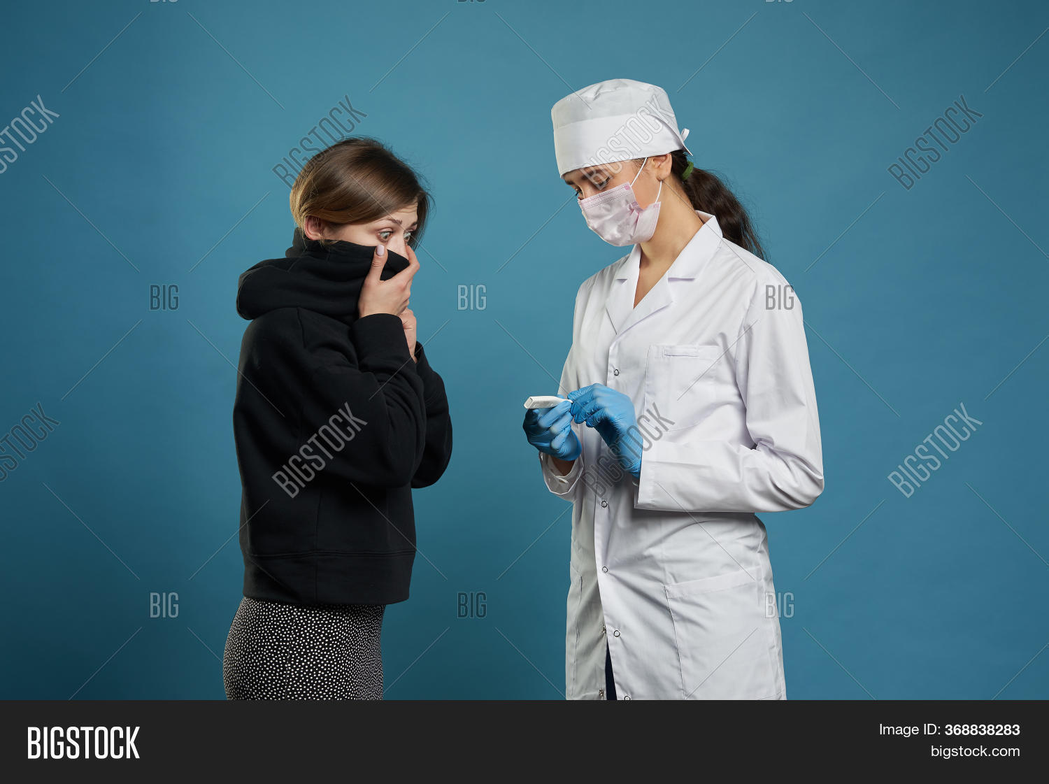 молодой доктор. доктор молодой температура. доктор с одной стекляшкой очков. доктор в маске меряет температуру пациенту в маске. доктор молодой температура.