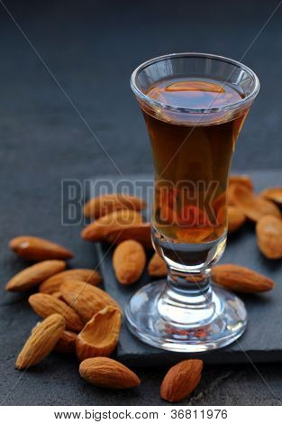 Amaretto mandlový likér s celých skořápkových plodů na tmavém pozadí