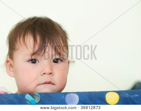 Bambino in piedi nel box