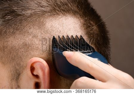 A Barber\'s Hand With A Young Man\'s Hair Clipper. Create A Stylish Men\'s Haircut In A Barbershop O