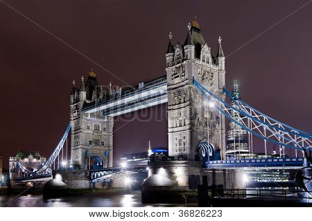 Tower Bridge ışıklı