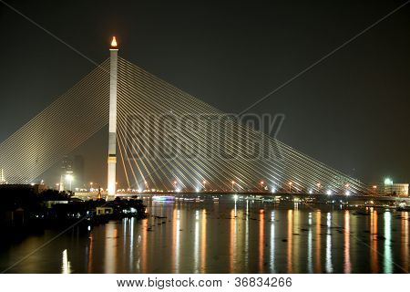 Il ponte Rama VIII di notte a Bangkok, Thailandia