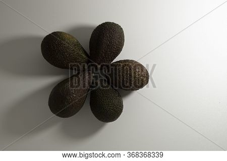Layout In A Circle Of Avocado Fruits. Puebla Or Hass Varieties On A Light Background. Copy Space