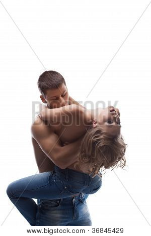 sexy paar kÃ¼ssen in Jeans oben ohne posiert