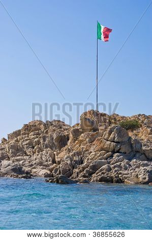 Bandiera italiana sulla roccia