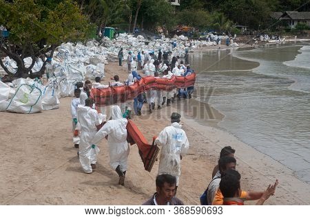 Rayong,thailand-february 8,2013 : Unidentified Volunteers Line Up To Put The Plastic Pallet In The S