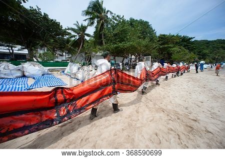 Rayong,thailand-february 8,2013 : Unidentified Volunteers Line Up To Put The Plastic Pallet In The S