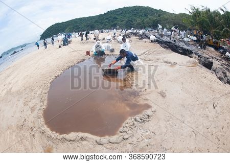 Rayong,thailand-february 8,2013: Unidentified Workers And Volunteers Remove And Clean Up Crude Conta