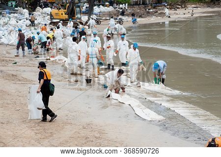 Rayong,thailand-february 8,2013: Unidentified Workers And Volunteers Remove And Clean Up Crude Conta
