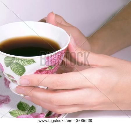 コーヒーや紅茶のカップの女性手します。