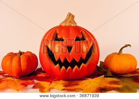 Zucca di Halloween su foglie