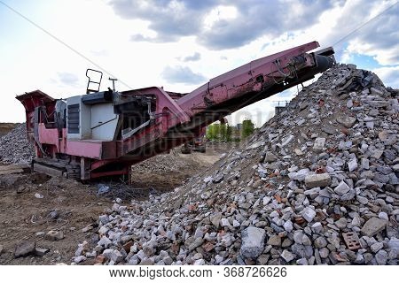 Mobile Stone Jaw Crusher Machine For Crushing Concrete Into Gravel And Subsequent Cement Production.