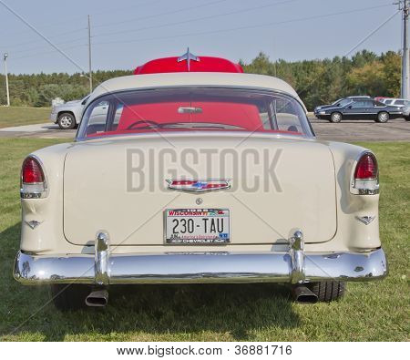 Červená & White 1955 Chevy Bel Air zadní pohled