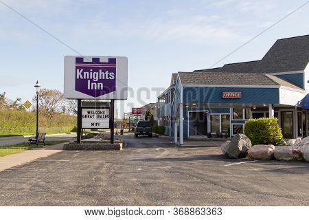 Mackinaw City, Michigan, Usa - May 30, 2020: Knights Inn Motel In Mackinaw City, Michigan Is Able To