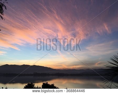 Lagoa Ibiraquera Na Praia Do Rosa Em Santa Catarina, Brasil. Por-do-sol Dia 30/05/2020