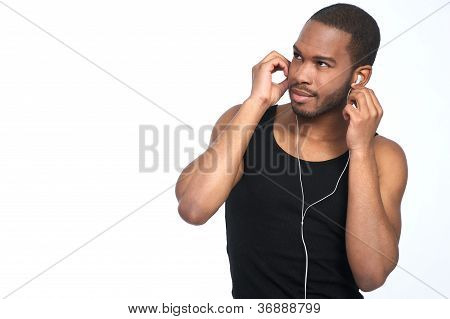 Afrikansk mand lytter til musik