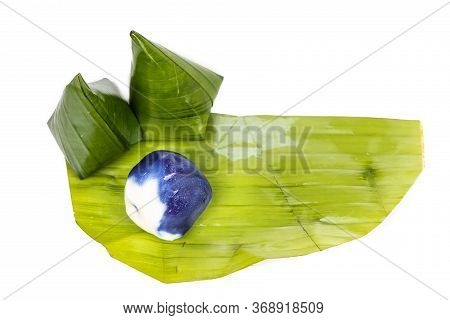 Kueh Kochi Or Koci Is  Asian Dumpling Made From Glutinous Rice Flour, And Stuffed With Coconut Filli