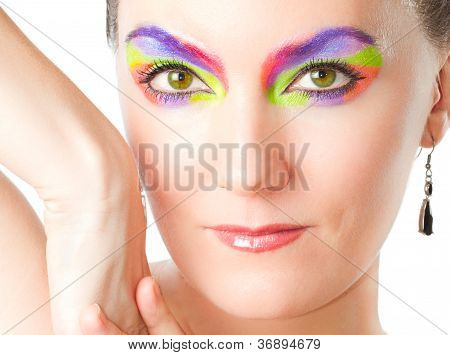 Closeup retrato de uma jovem mulher com maquiagem de noite brilhante, isolada no fundo branco