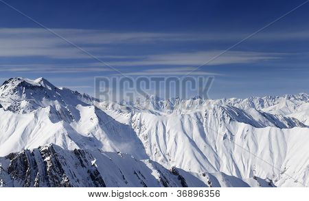 Panorama af høje vinter bjerge