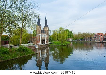 vista clásica en viejo Delft, Países Bajos