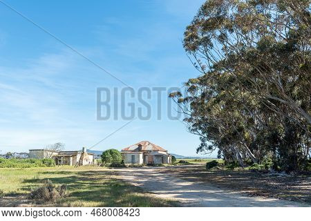 Struisbaai, South Africa - Sep 22, 2022: Old Farm Houses At Prinskraal Next To The Road Between Arni