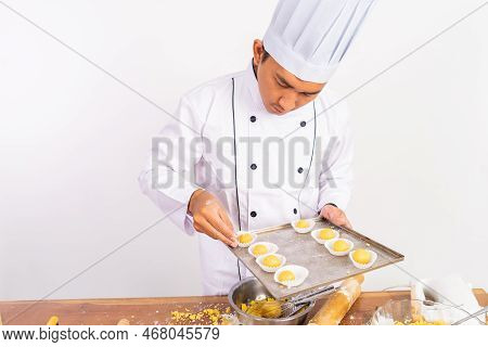 Male Chef Observing The Level Of Doneness Of The Cake
