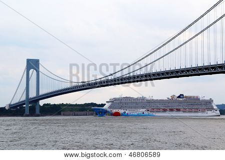 Norske Breakaway Cruise Ship under Verrazano bro